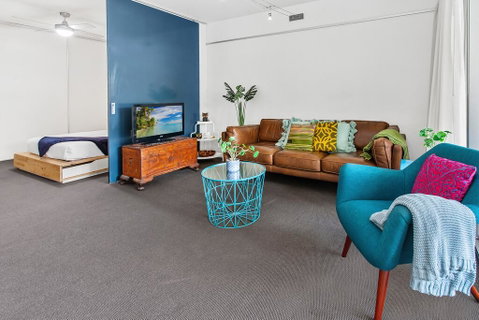 Stylish Valley Unit With Terrace, Parking And Pool - Accommodation Batemans Bay 1