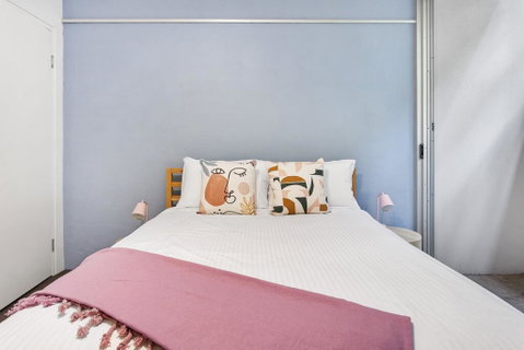 Stylish Valley Unit With Terrace, Parking And Pool - Accommodation Batemans Bay 2