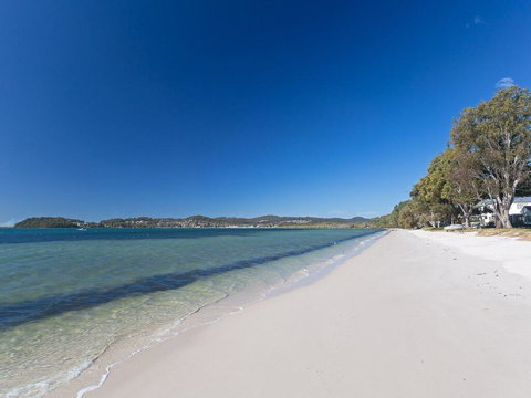 Sunrise Waters', 2/63 Soldiers Point Road - Stunning Waterfront Property - Accommodation Batemans Bay 2