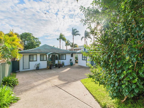 Sunset Beach House - Soldiers Point Sleeps 9 - Accommodation Batemans Bay 2