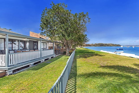 Sunset Beach House - Soldiers Point Sleeps 9 - Accommodation Batemans Bay 1