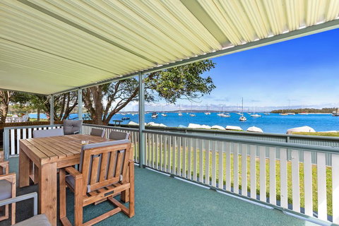 Sunset Beach House - Soldiers Point Sleeps 9 - Accommodation Batemans Bay 0
