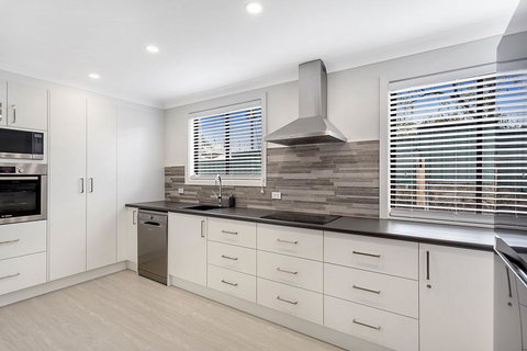 Sunset Beach House - Soldiers Point Sleeps 9 - Accommodation Batemans Bay 3