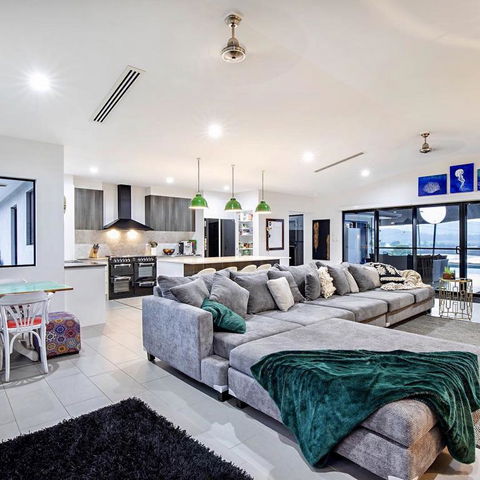 Sunset Penthouse Couples Retreat, Close To Airlie Beach, Champagne On Arrival - Accommodation Batemans Bay 3