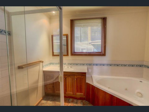 Tetleys - Accommodation Batemans Bay 1