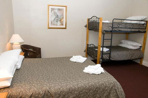 The Alpine Hotel - Accommodation Batemans Bay 2