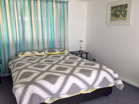 The Beach House' 169 Soldiers Point Road - Right On The Waterfront - Accommodation Batemans Bay 2