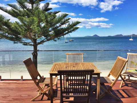 The Beach House' 169 Soldiers Point Road - Right On The Waterfront - Accommodation Batemans Bay 0
