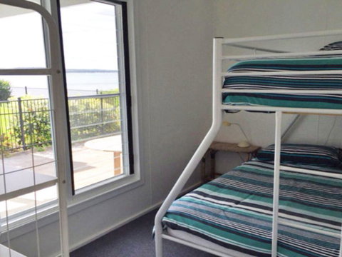 The Beach House' 169 Soldiers Point Road - Right On The Waterfront - Accommodation Batemans Bay 1