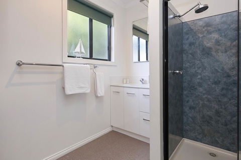 KINGFISHER COTTAGE Beachfront At The Binalong Bay - Accommodation Batemans Bay 2