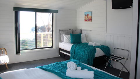 KINGFISHER COTTAGE Beachfront At The Binalong Bay - Accommodation Batemans Bay 5