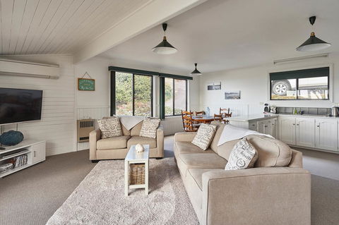 KINGFISHER COTTAGE Beachfront At The Binalong Bay - Accommodation Batemans Bay 4