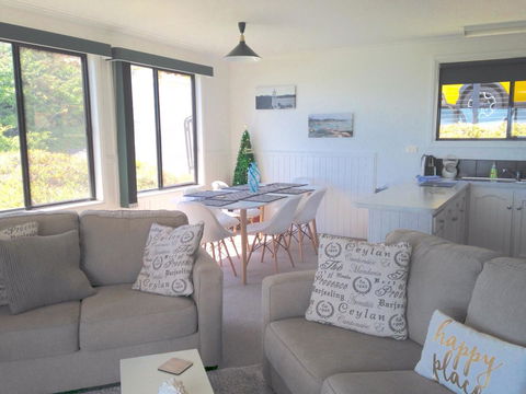 KINGFISHER COTTAGE Beachfront At The Binalong Bay - Accommodation Batemans Bay 24