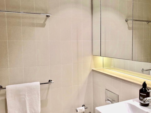 Pride Docklands Waterfront Apartment City View - Accommodation Batemans Bay 34