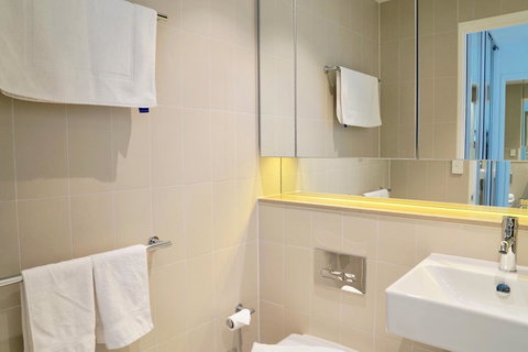 Pride Docklands Waterfront Apartment City View - Accommodation Batemans Bay 17