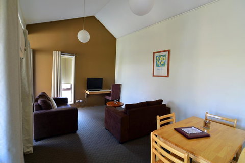 Executive Hideaway - Accommodation Batemans Bay 9