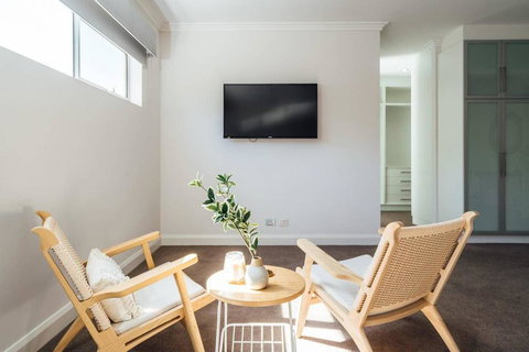 The Grand Oasis - Pool - Wifi - Mins From Beach - Accommodation Batemans Bay 3