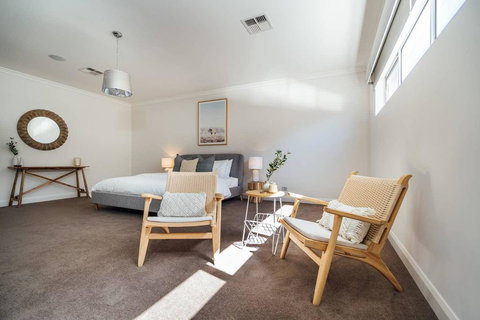 The Grand Oasis - Pool - Wifi - Mins From Beach - Accommodation Batemans Bay 2