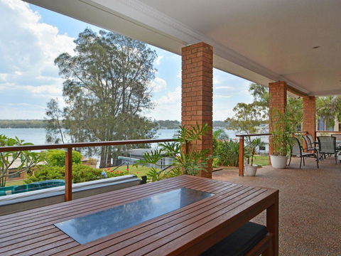 The House On The Lake @ Fishing Point, Lake Macquarie - Honestly Put The Line In And Catch Fish - Accommodation Batemans Bay 0