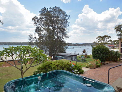 The House On The Lake @ Fishing Point, Lake Macquarie - Honestly Put The Line In And Catch Fish - Accommodation Batemans Bay 1