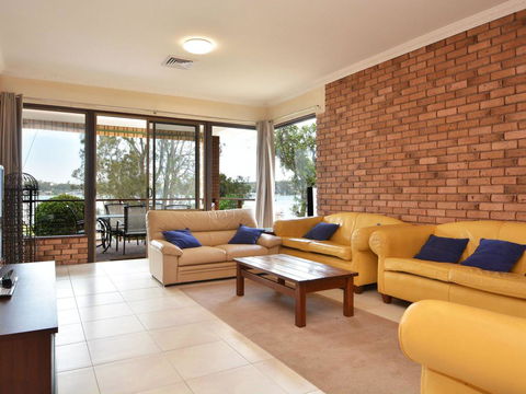 The House On The Lake @ Fishing Point, Lake Macquarie - Honestly Put The Line In And Catch Fish - Accommodation Batemans Bay 3
