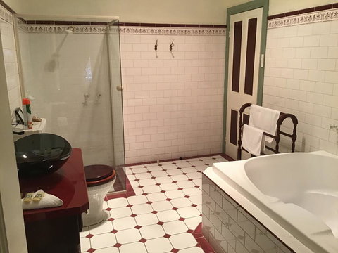 The Olde Devonshire House - Accommodation Batemans Bay 3