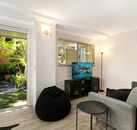 Tropical Townhouse With Two Courtyards and Pool - Accommodation Batemans Bay
