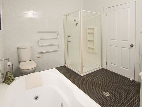 Tuppy's On The Lake - Accommodation Batemans Bay 3