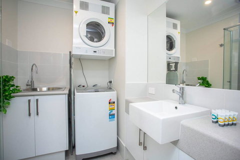 Ultimate Oasis Condo. Wifi + Netflix + Parking - Accommodation Batemans Bay 2