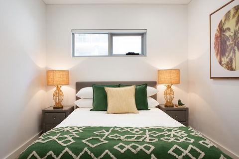 Ultra Modern Studio Suite With Balcony Near Shops - Accommodation Batemans Bay 3