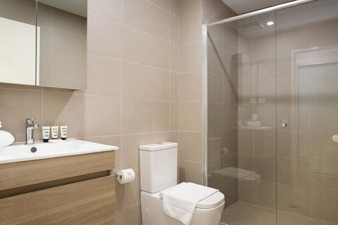 Ultra Modern Studio Suite With Balcony Near Shops - Accommodation Batemans Bay 1