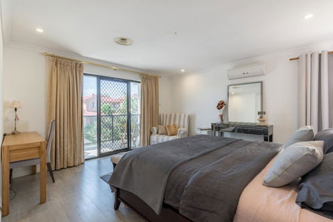 ULTRA SPACIOUS STYLISH HOME IN PRESTONS - SYDNEY - Accommodation Batemans Bay 2