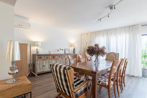ULTRA SPACIOUS STYLISH HOME IN PRESTONS - SYDNEY - Accommodation Batemans Bay 1