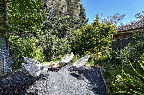 UMINA BEACH KOKOMO- Walk To The Beach, FAMILY And PET FRIENDLY Set Of 3 Vintage Original Holiday Flats & Vintage Caravan And Bat - Accommodation Batemans Bay 3