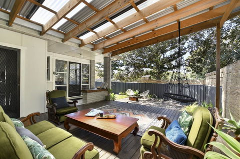 UMINA BEACH KOKOMO- Walk To The Beach, FAMILY And PET FRIENDLY Set Of 3 Vintage Original Holiday Flats & Vintage Caravan And Bat - Accommodation Batemans Bay 2