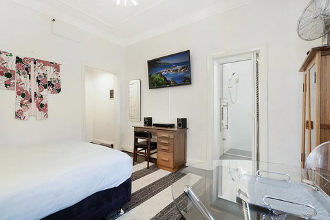 Unbeatably Located Art Deco Surry Hills Studio - Accommodation Batemans Bay 3