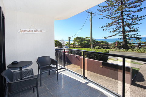 Unit 1 Phoenix Apartments, Coolum Beach - Accommodation Batemans Bay 2