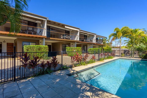 Unit 1 Rainbow Surf - Modern, Two Storey Townhouse With Large Shared Pool, Close To Beach And Shop - Accommodation Batemans Bay 1