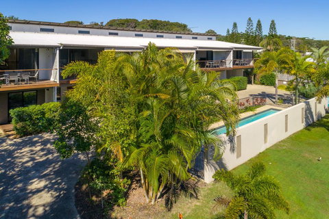 Unit 1 Rainbow Surf - Modern, Two Storey Townhouse With Large Shared Pool, Close To Beach And Shop - Accommodation Batemans Bay 3