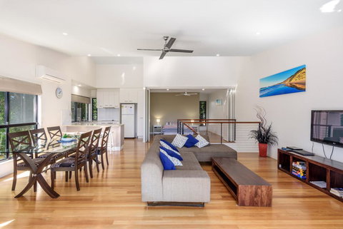 Unit 1 Rainbow Surf - Modern, Two Storey Townhouse With Large Shared Pool, Close To Beach And Shop - Accommodation Batemans Bay 0