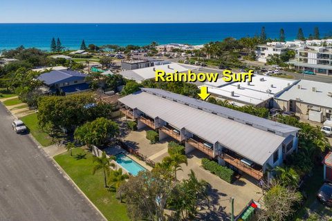 Unit 1 Rainbow Surf - Modern, Two Storey Townhouse With Large Shared Pool, Close To Beach And Shop - Accommodation Batemans Bay 2