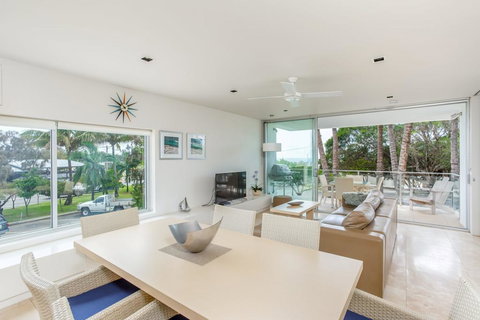 Unit 105 Plantation - Rainbow Beach, Plantation Resort, Second Floor, Aircon, Pool, Spa - Accommodation Batemans Bay 2