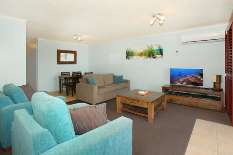 Unit 2, Biriny Lodge, 1686-1689 David Low Way Coolum Beach - Accommodation Batemans Bay 2