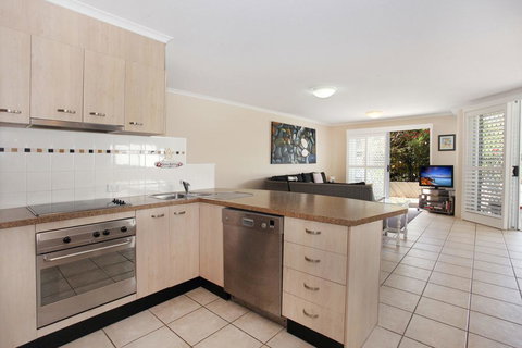 Unit 3, On The Park, 22 Frank Street Coolum Beach, 400 BOND, LINEN INCLUDED - Accommodation Batemans Bay 2