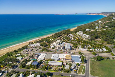 Unit 5 Rainbow Surf - Modern, Double Storey Townhouse With Large Shared Pool, Close To Beach And Shop - Accommodation Batemans Bay 1