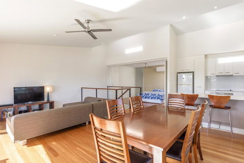Unit 5 Rainbow Surf - Modern, Double Storey Townhouse With Large Shared Pool, Close To Beach And Shop - Accommodation Batemans Bay 0