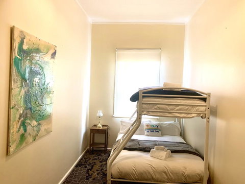 Victoria Albert Guest House Bar Cafe And Restaurant - Accommodation Batemans Bay 1