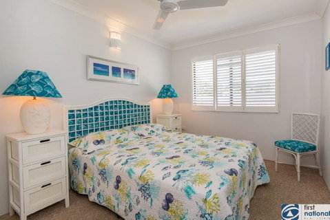 VIEWS VIEWS VIEWS! Front Top Floor Waterfront Unit - Chnook Apartments South Esp, Bongaree - Accommodation Batemans Bay 2
