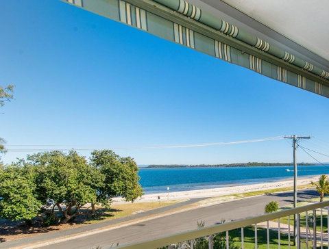 VIEWS VIEWS VIEWS! Front Top Floor Waterfront Unit - Chnook Apartments South Esp, Bongaree - Accommodation Batemans Bay 0