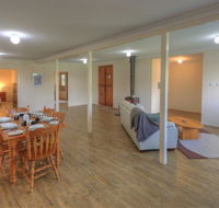 Village Stays Coldstream Gallery Bungalow - Accommodation Batemans Bay